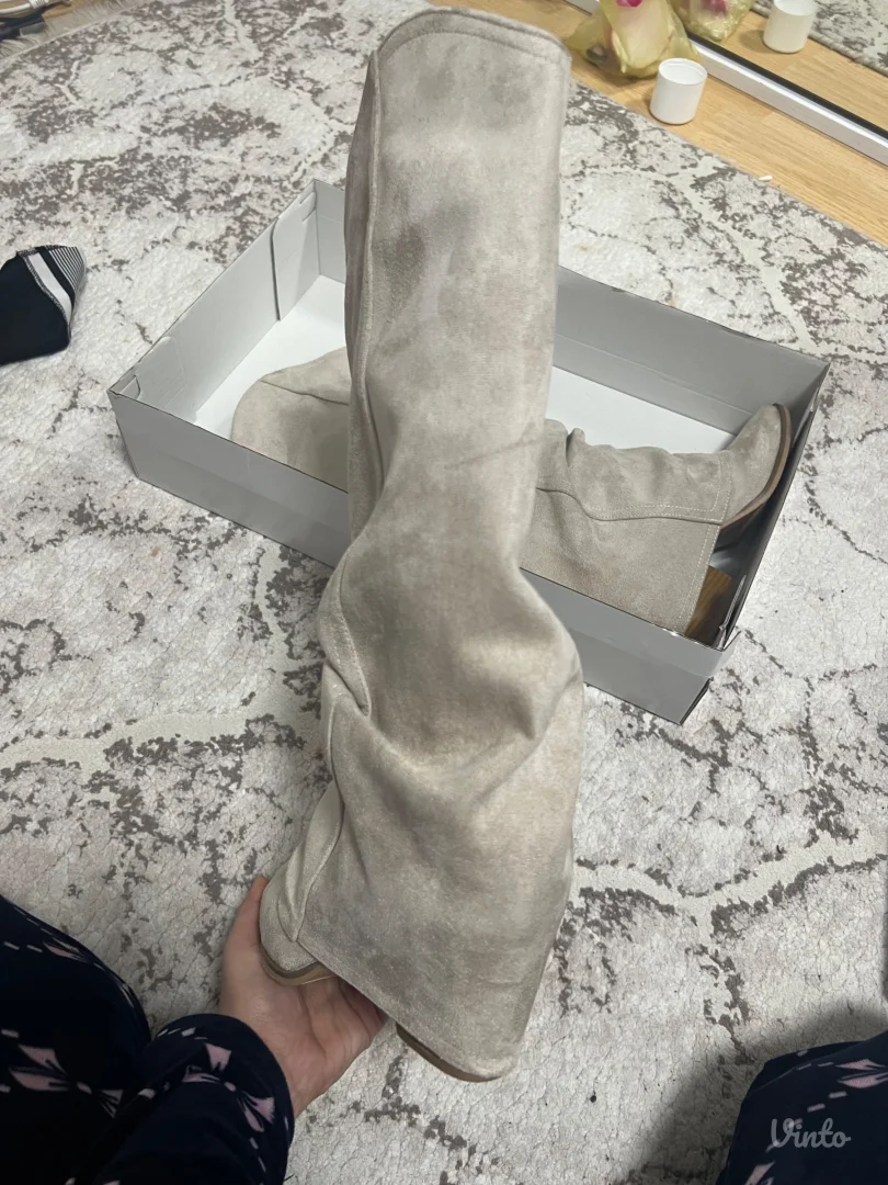 Cizme sa prekrivenom petom