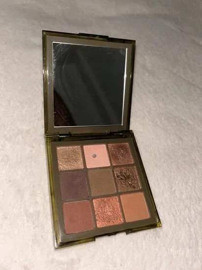 Huda beauty kaki haza paleta