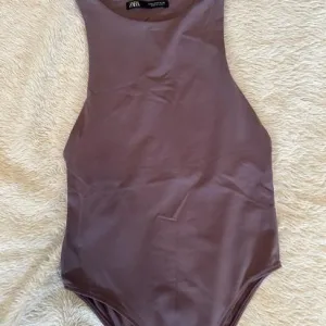 Zara ljubičasti bodi S