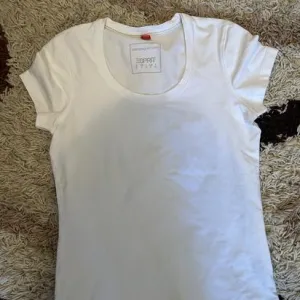 NOVO Esprit bela majica S