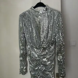 NOVO Bohoo srebrna haljina M