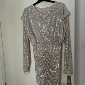 NOVO Sampanjac boja haljina M-L