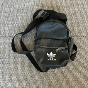 Adidas mini crni ranac