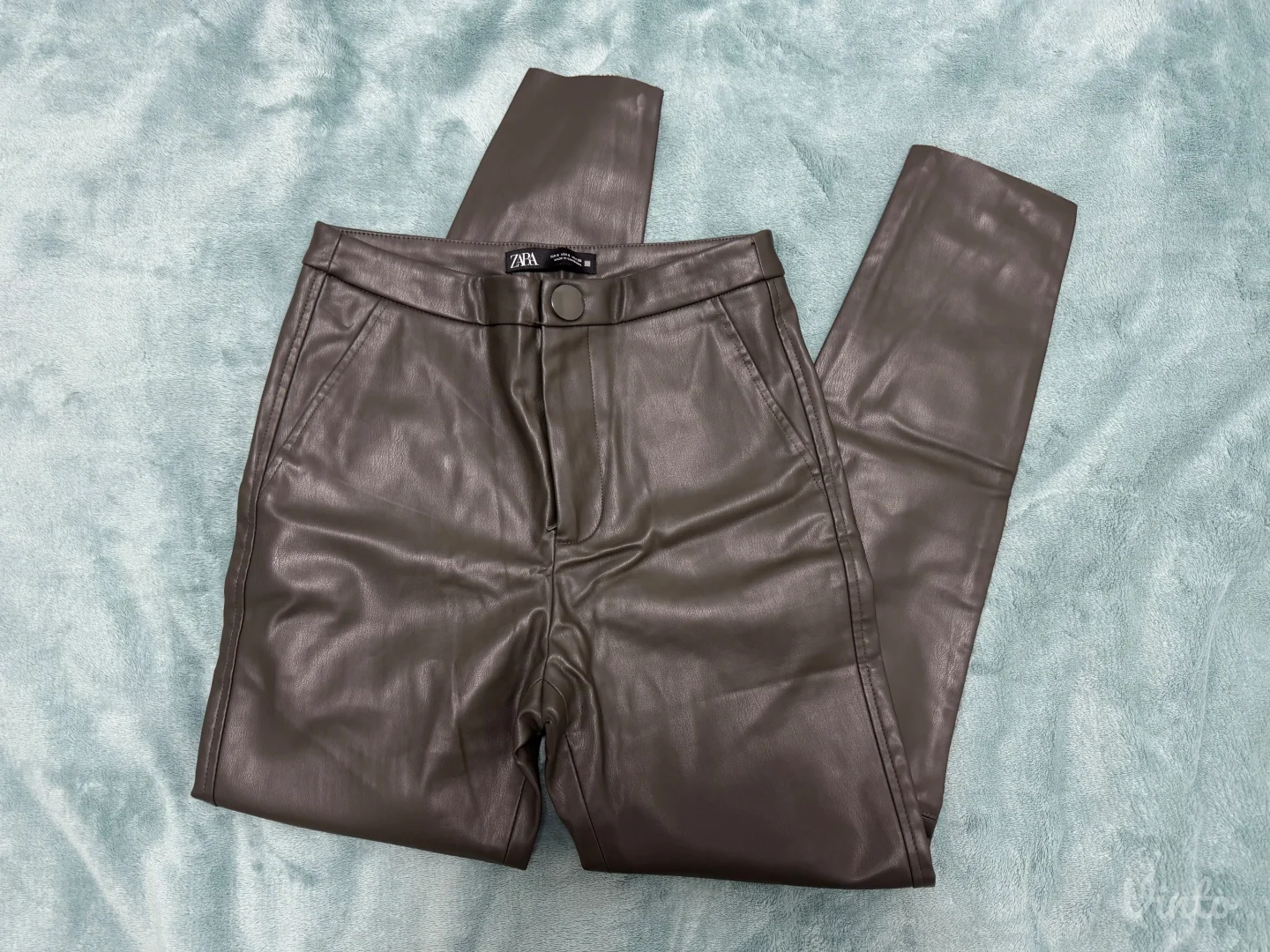 ZARA - maslinaste kožne pantalone🫒