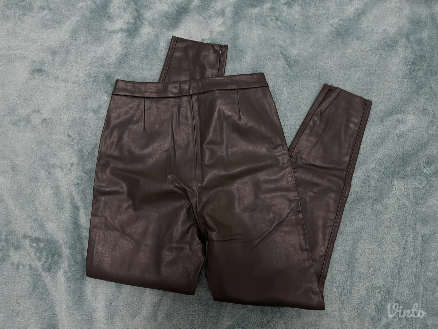 ZARA - maslinaste kožne pantalone🫒