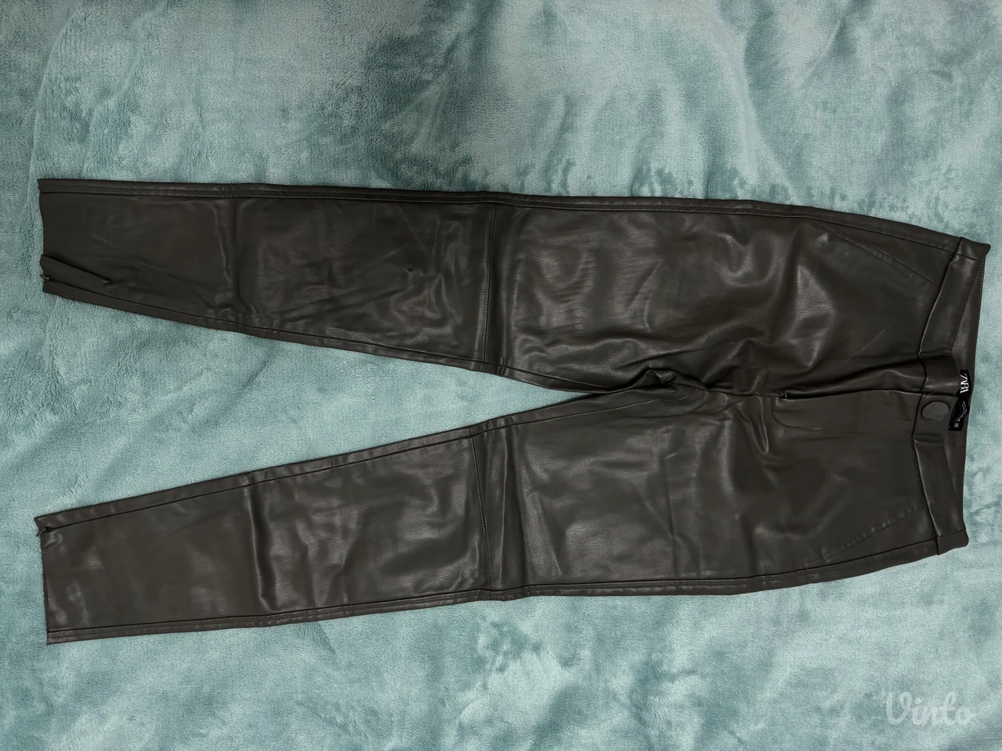 ZARA - maslinaste kožne pantalone🫒