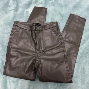 ZARA - maslinaste kožne pantalone🫒