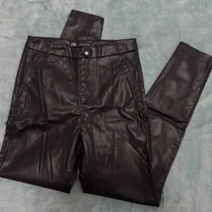 ZARA - crne kožne pantalone🐈‍⬛