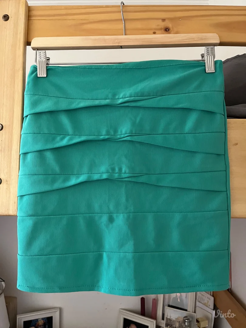 četri suknje istog modela razlicite boje