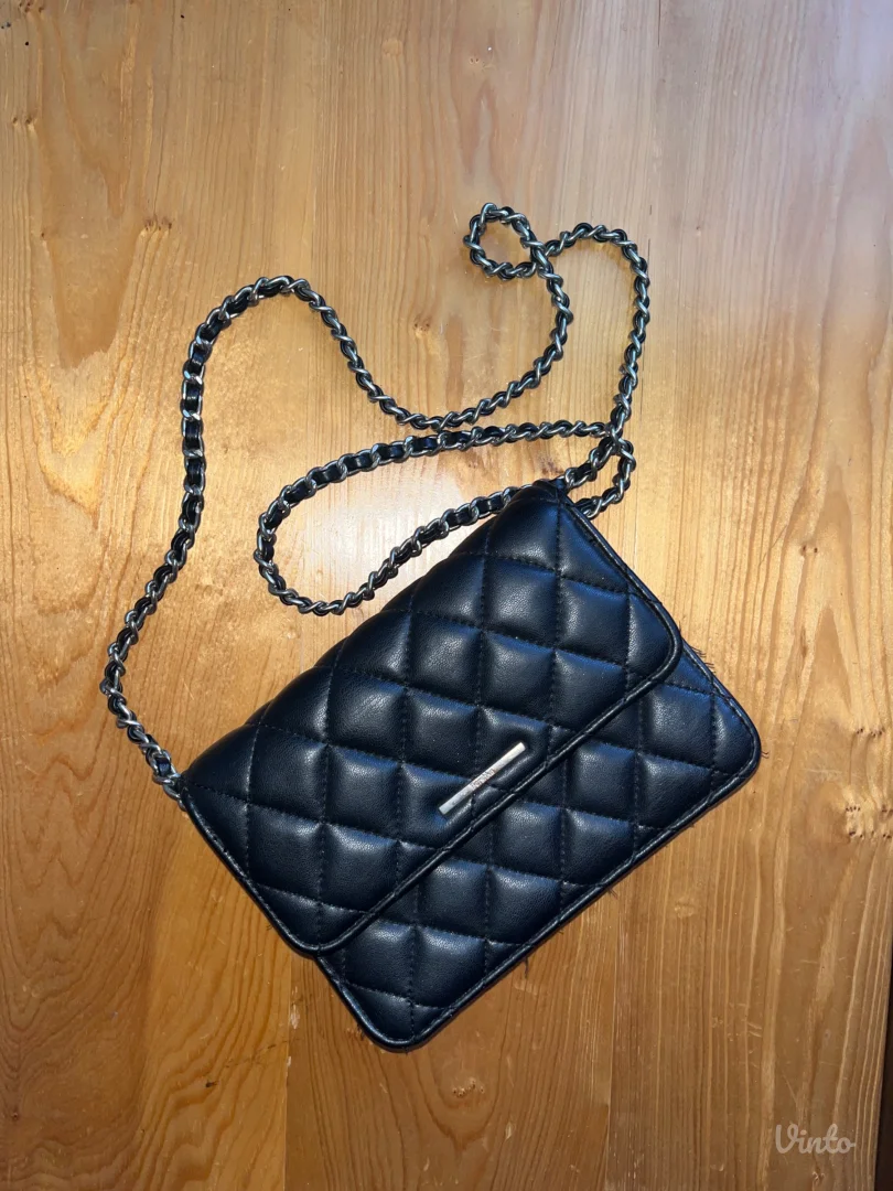 bershka-crna torbica