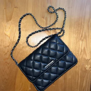 bershka-crna torbica