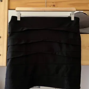 četri suknje istog modela razlicite boje