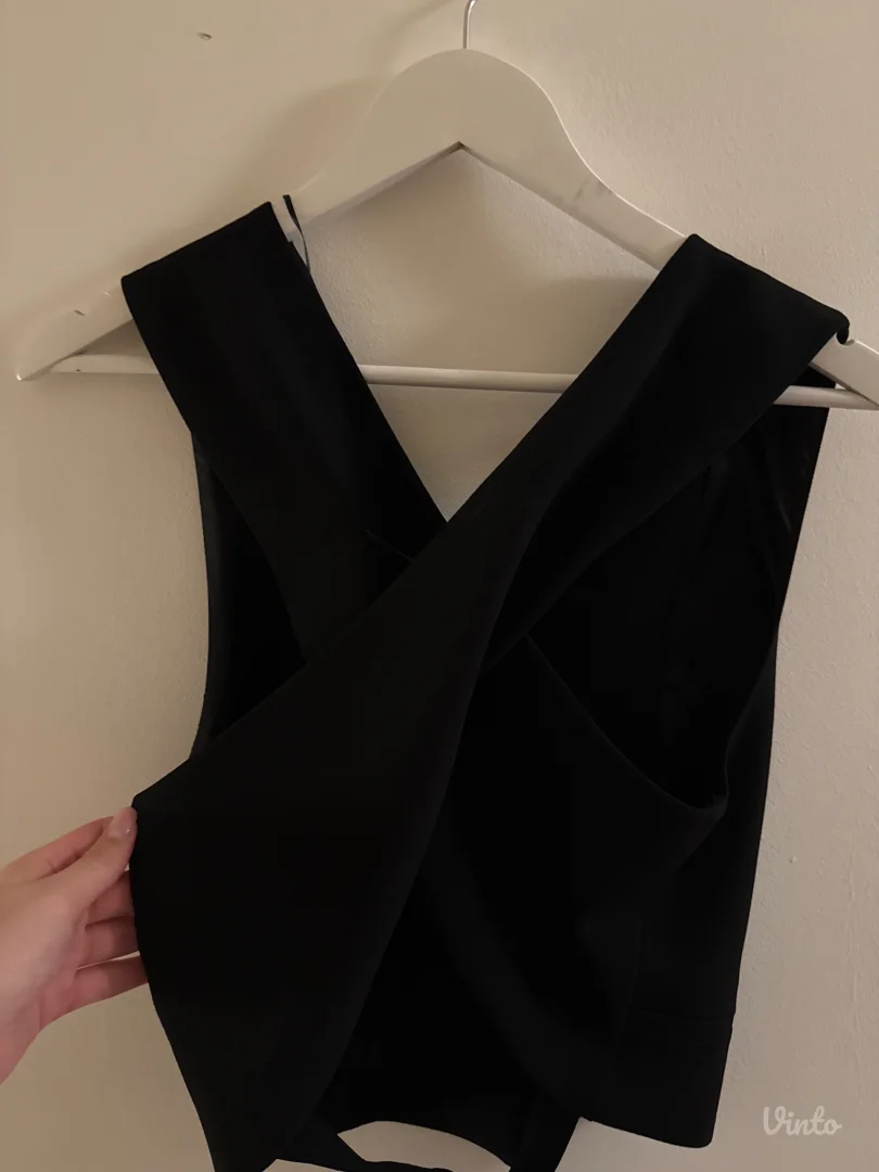 Zara crni prsluk preko kosulje