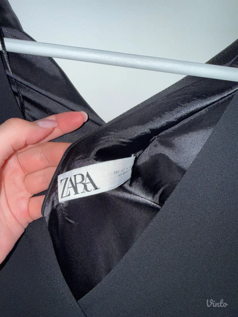 Zara crni prsluk preko kosulje