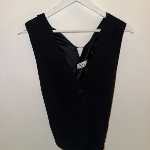 Zara crni prsluk preko kosulje