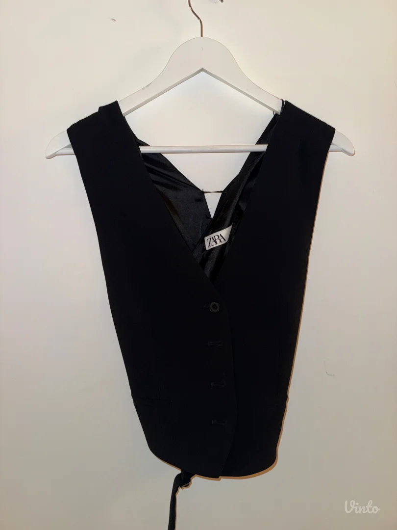 Zara crni prsluk preko kosulje