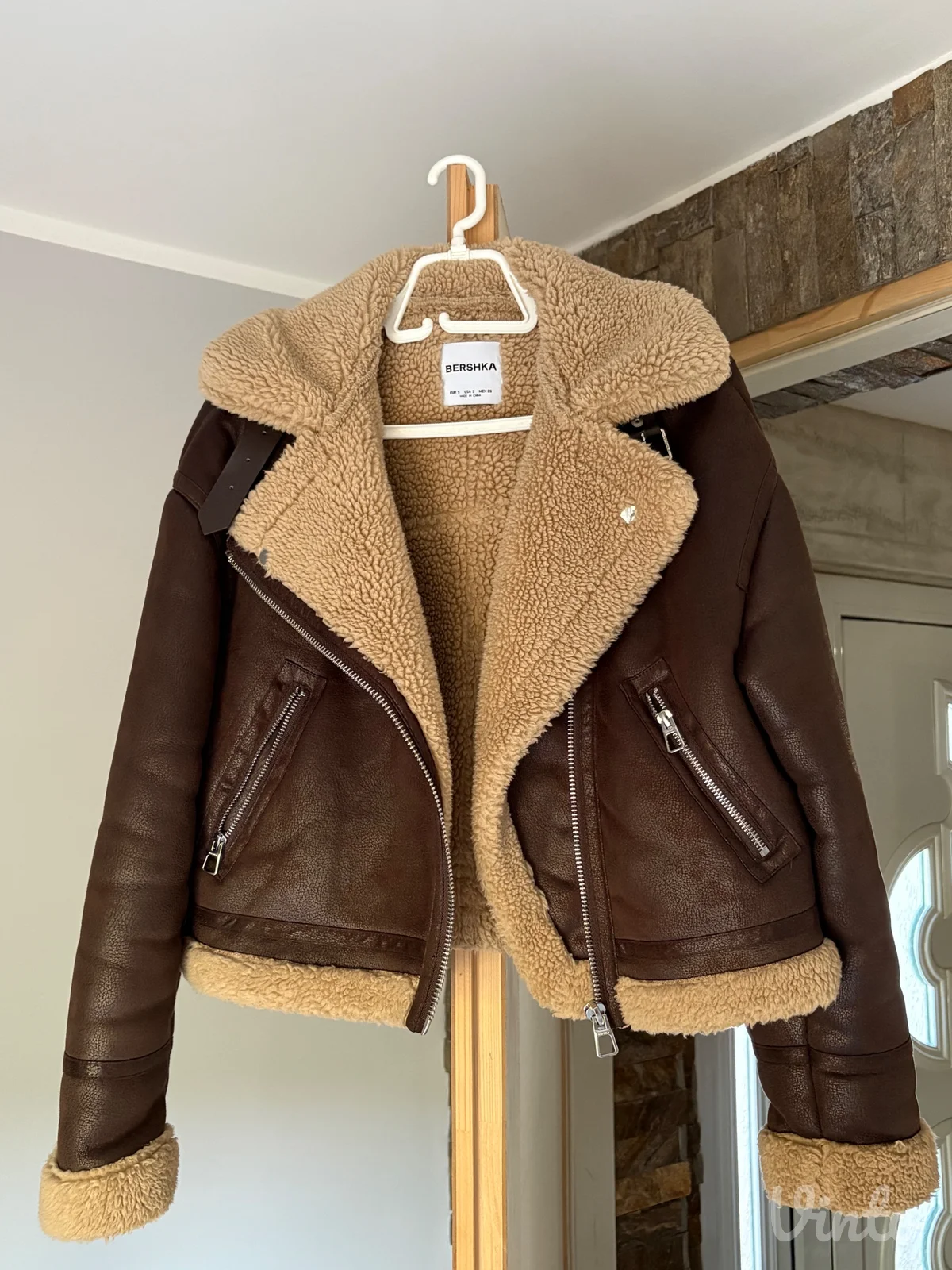 Bershka jakna sa krznom