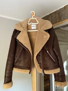 Bershka jakna sa krznom