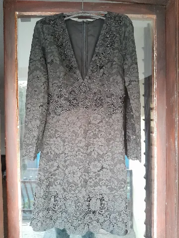 Elegantna kratka crna haljina