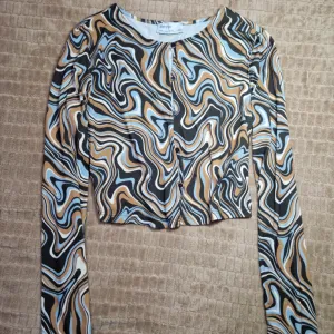 Bershka šarena bež bluza na dugmiće – veličina L – kao nova