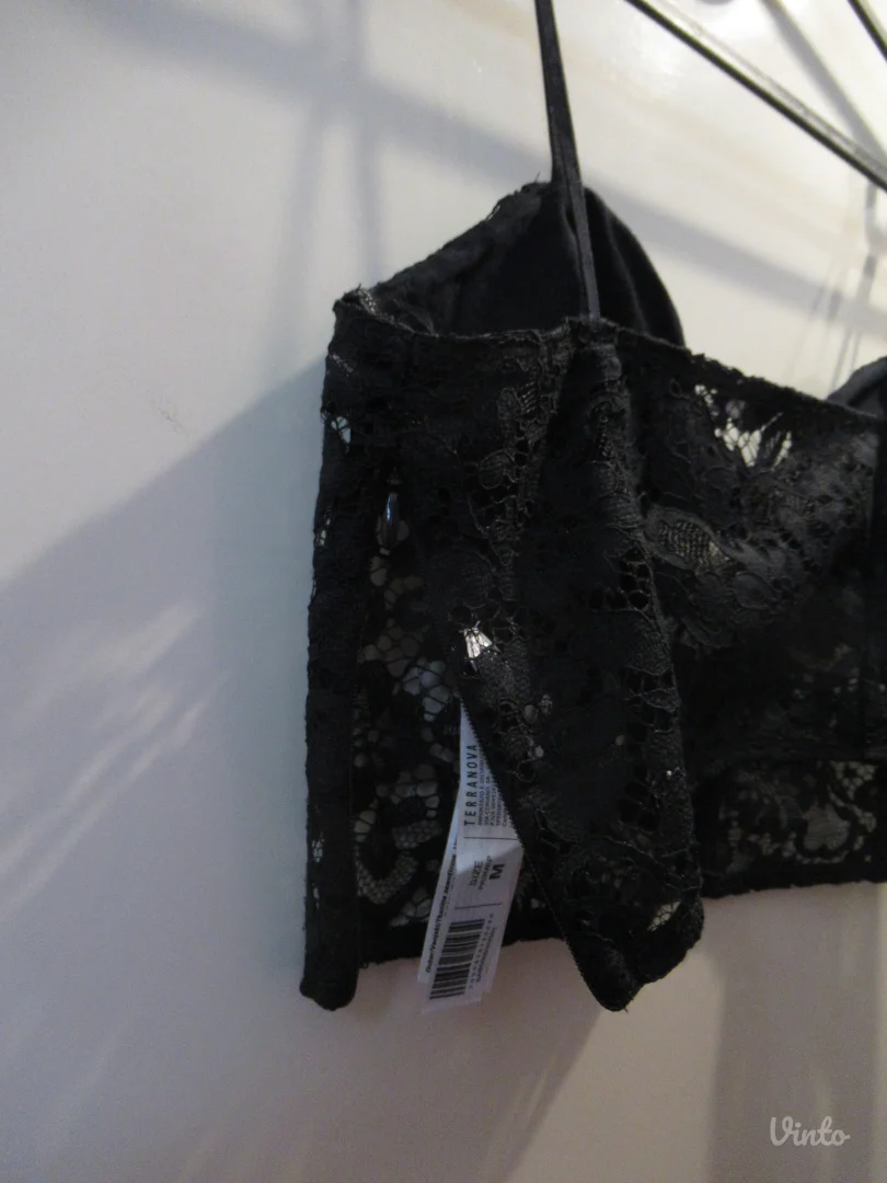Čipkasti top sa providnim detaljima 🖤
