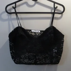 Čipkasti top sa providnim detaljima 🖤