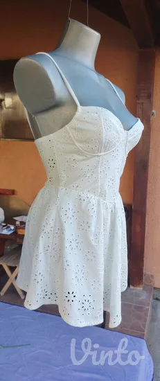 Beli vezeni kombinezon-haljina brenda Bershka S/M