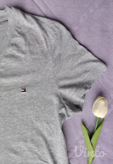 TOMMY HILFIGER siva pamučna majica V-izrez M / L