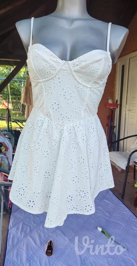 Beli vezeni kombinezon-haljina brenda Bershka S/M