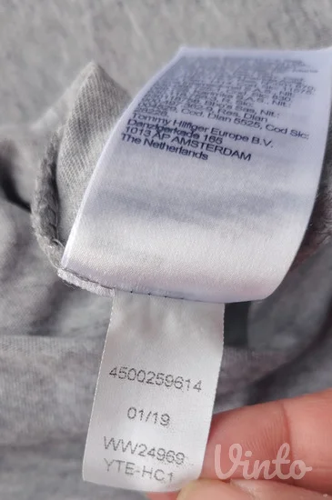 TOMMY HILFIGER siva pamučna majica V-izrez M / L