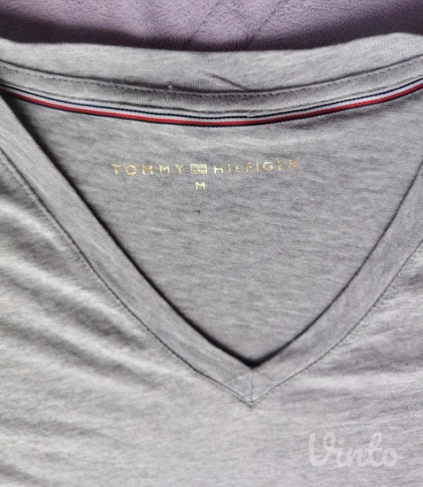 TOMMY HILFIGER siva pamučna majica V-izrez M / L