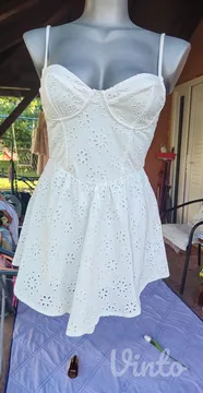 Beli vezeni kombinezon-haljina brenda Bershka S/M