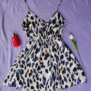 SHEIN atraktivna animal print haljinica S M- NOVO
