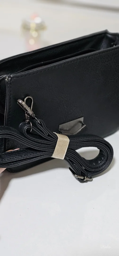 Nova crna torbica sa etiketom