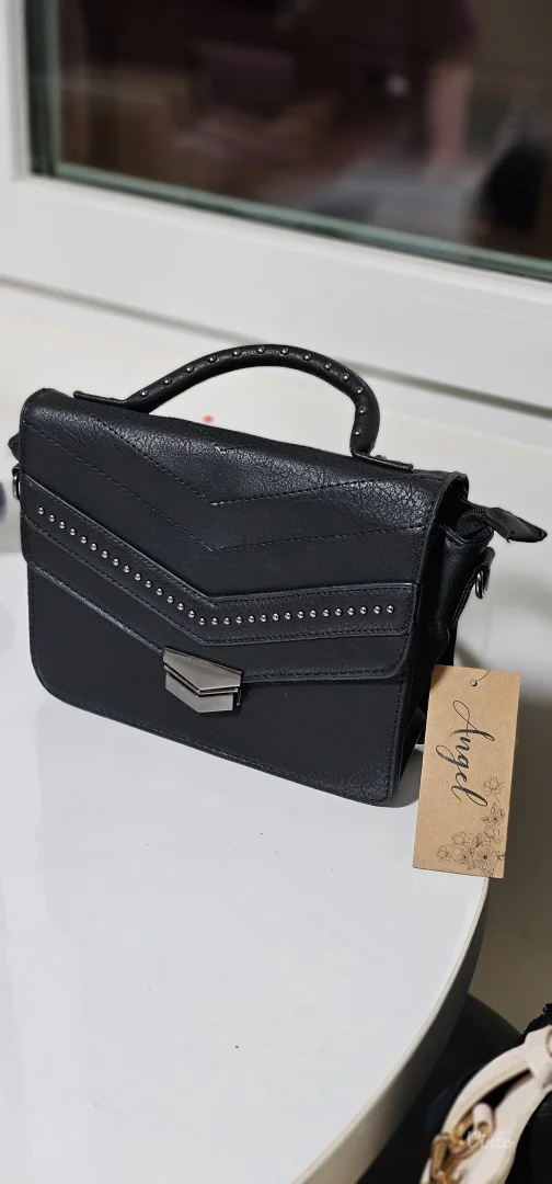 Nova crna torbica sa etiketom