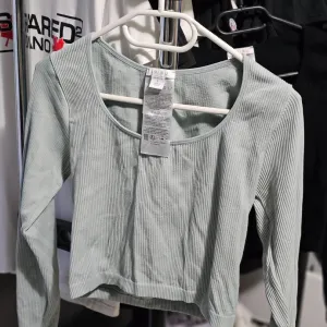 Nove dve crop top bluze