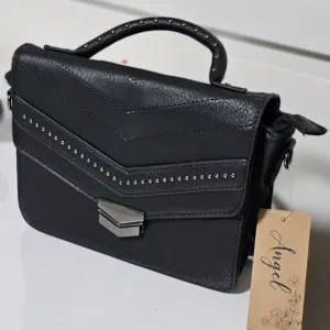 Nova crna torbica sa etiketom