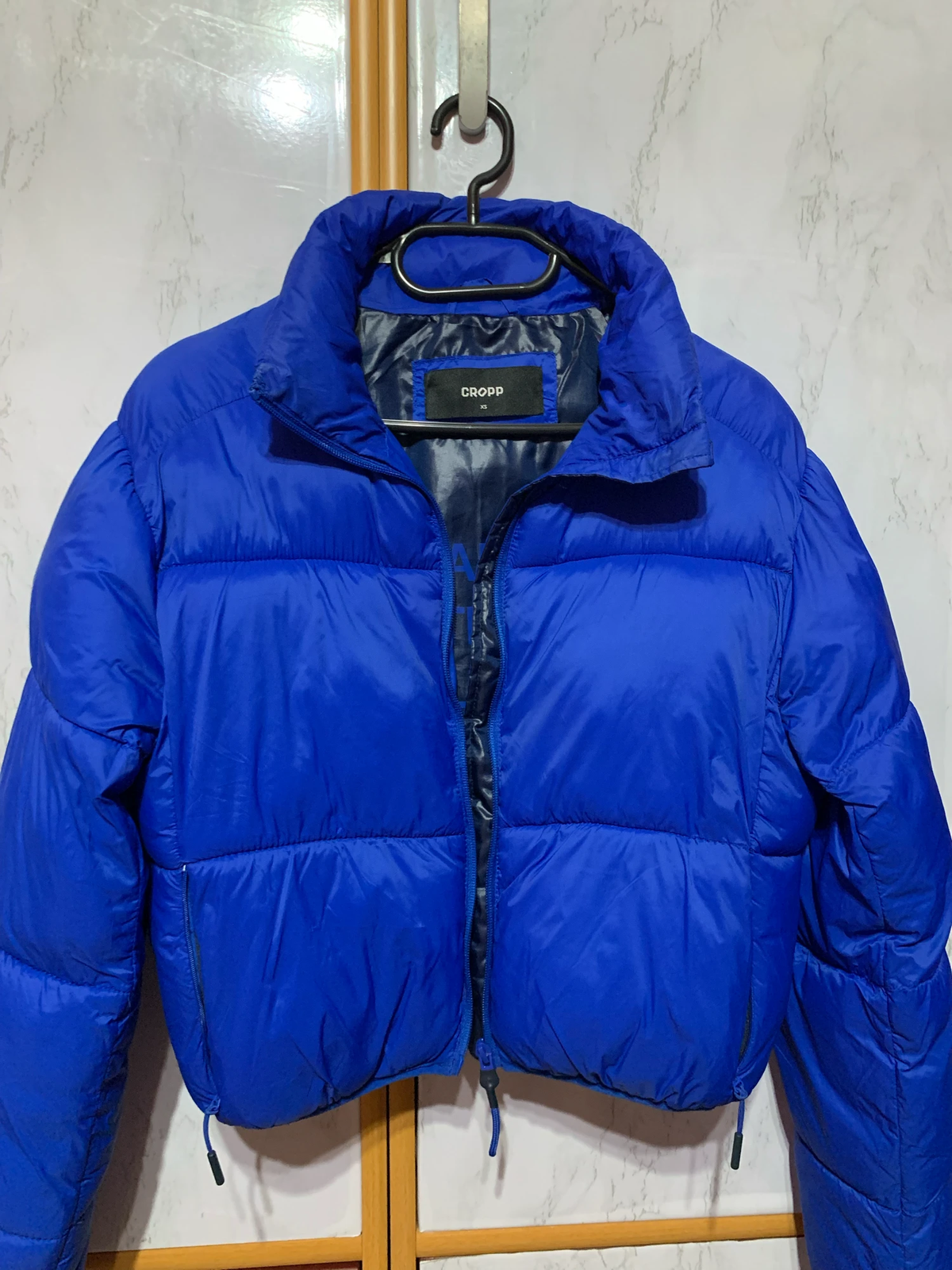 Plava crop puffer jakna