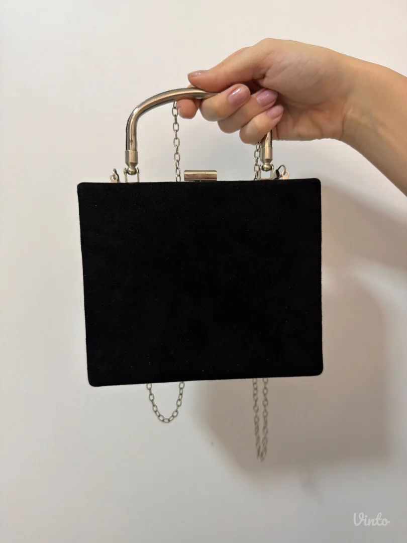 Crna plisana torba sa srebrnim detaljima