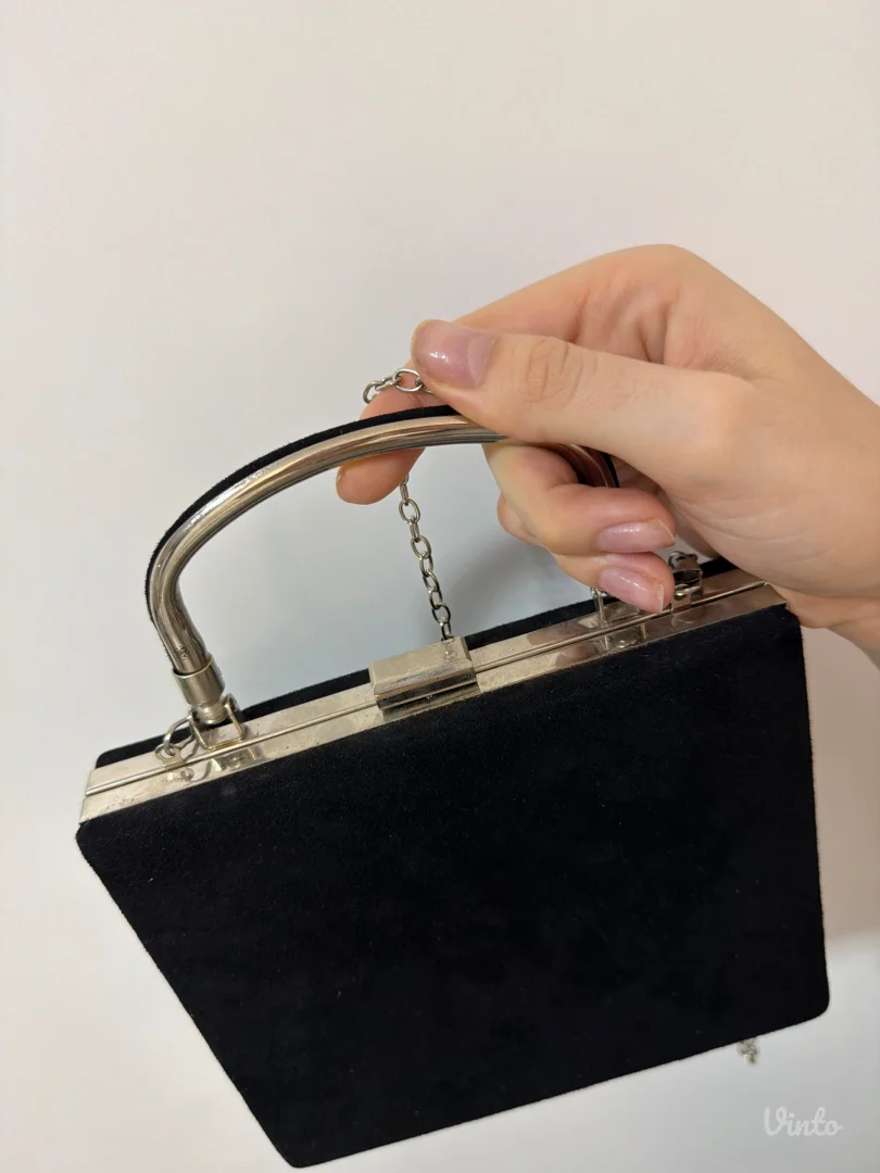 Crna plisana torba sa srebrnim detaljima