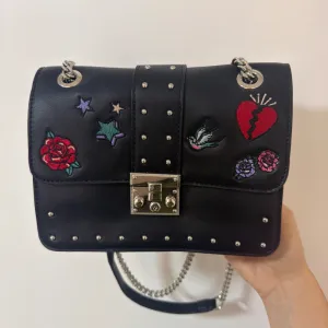 C&A crna zenska torba sa vezom