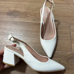 Zenske cipele na nisku stiklu 38