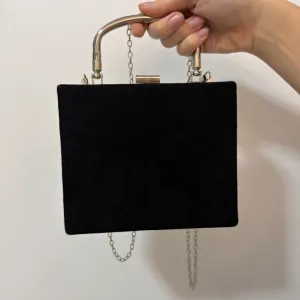 Crna plisana torba sa srebrnim detaljima