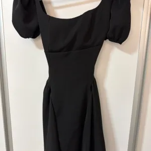 Haljina sa podesavanjem na ledjima uni