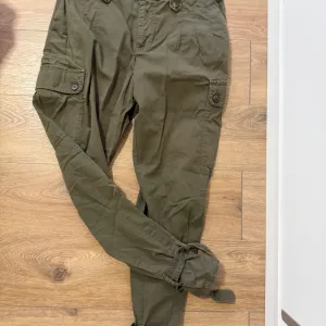 Zara cargo pantalone S