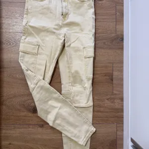 Stradivarius krem farmerke sa dzepovima 36