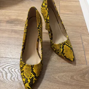 Salonke sa zmijskim printom