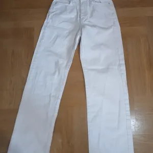 Bele farmerke iz Zare