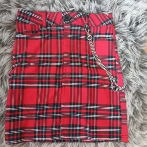 Karirana suknja sa lancem