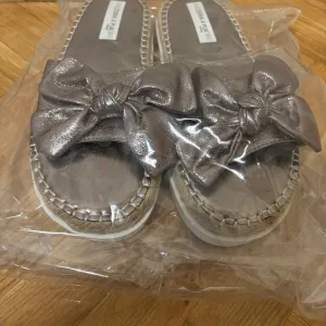 italijanske papuče sa metalik mašnom